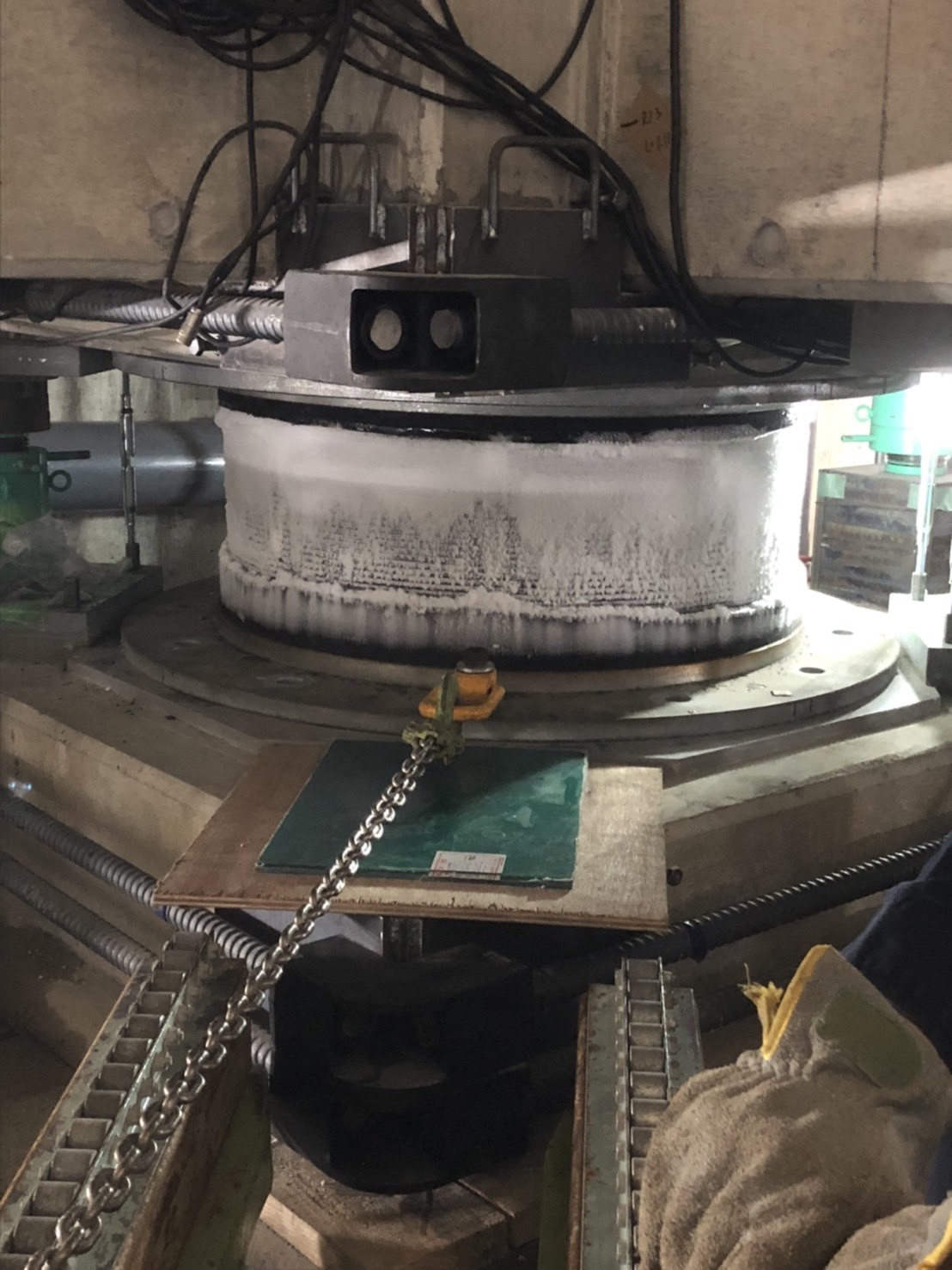 都内某マンション　免震装置の交換